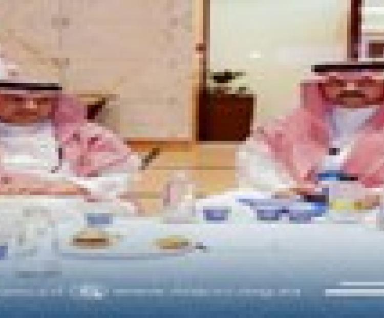 رئيس مجلس إدارة غرفة نجران أ. بدر بن حمود المعجل يرافقه أعضاء المجلس أ. عبدالله بن سالم آل مخلص و أ. محسن بن مبارك الصيعري وأمين عام الغرفة المكلف أ. إبراهيم بن عبدالله آل منصور، خلال مشاركتهم في ورش عمل منتدى الرياض الاقتصادي 