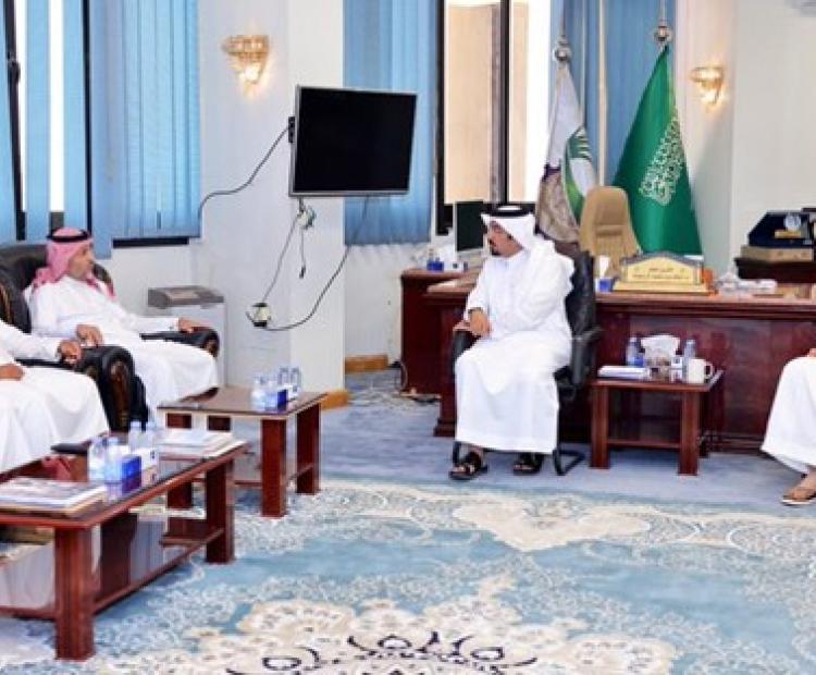 عقد أمين عام غرفة نجران د. خالد بن محمد آل دجنه بمكتبه اجتماعًا مع رئيس اللجنة الصحية بالغرفة أ. أحمد بن محسن آل رشه 