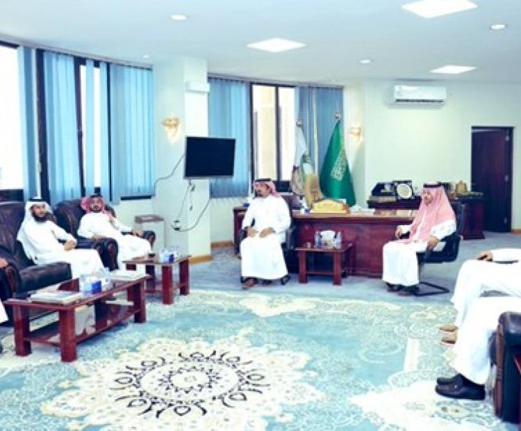عقد أمين عام غرفة نجران د. خالد بن محمد آل دجنه اجتماعًا مع مدير عام فرع بنك التنمية الاجتماعية بمنطقة نجران أ. محفوظ بن علي عسيري 