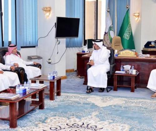 عقد أمين عام غرفة نجران د. خالد بن محمد آل دجنه بمكتبه اجتماعًا مع رئيس اللجنة الصحية بالغرفة أ. أحمد بن محسن آل رشه 