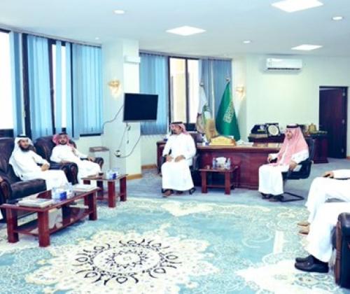 عقد أمين عام غرفة نجران د. خالد بن محمد آل دجنه اجتماعًا مع مدير عام فرع بنك التنمية الاجتماعية بمنطقة نجران أ. محفوظ بن علي عسيري 